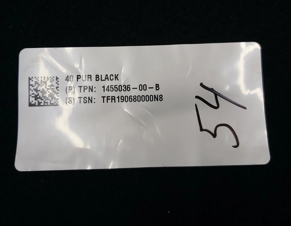 1 Обшивка спинки сиденья 2-го ряда PUR BLACK правый с повреждением Tesla model 3 1452689-01-B