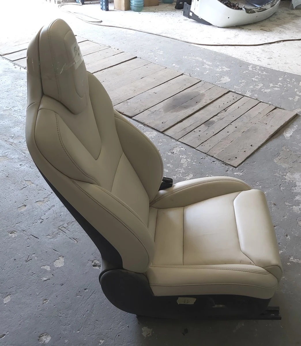 2 Сиденье пассажирское в сборе PUR CRM (с повреждением) без блоков, датчиков, подушки, левой боковой накладки Tesla model X 9876524-03-A