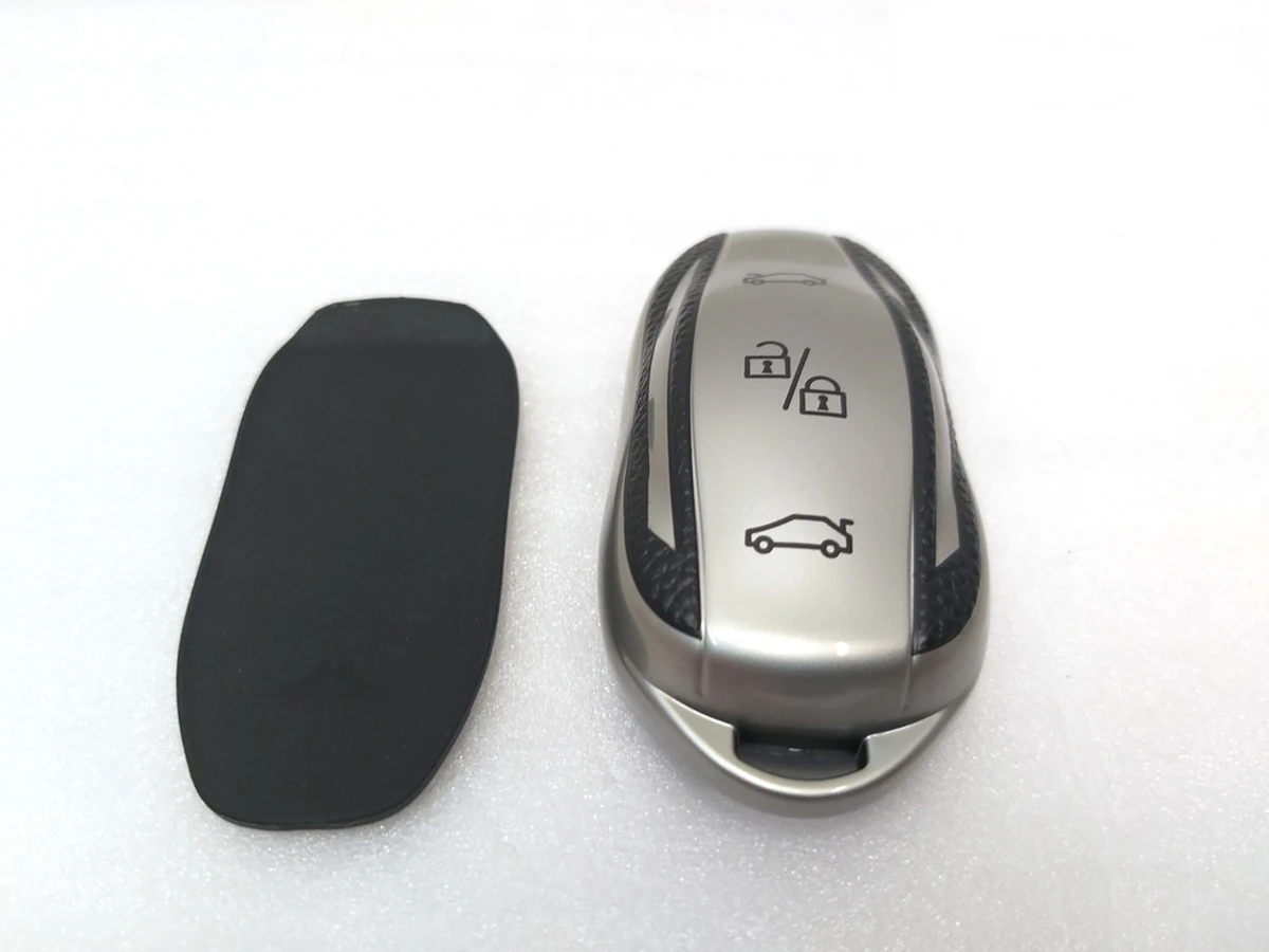 1 Чехол защитный для ключа (брелка) открытия автомобиля SILVER Tesla all models (кроме Model X, Model X Mar 2021) 1819445-00-B