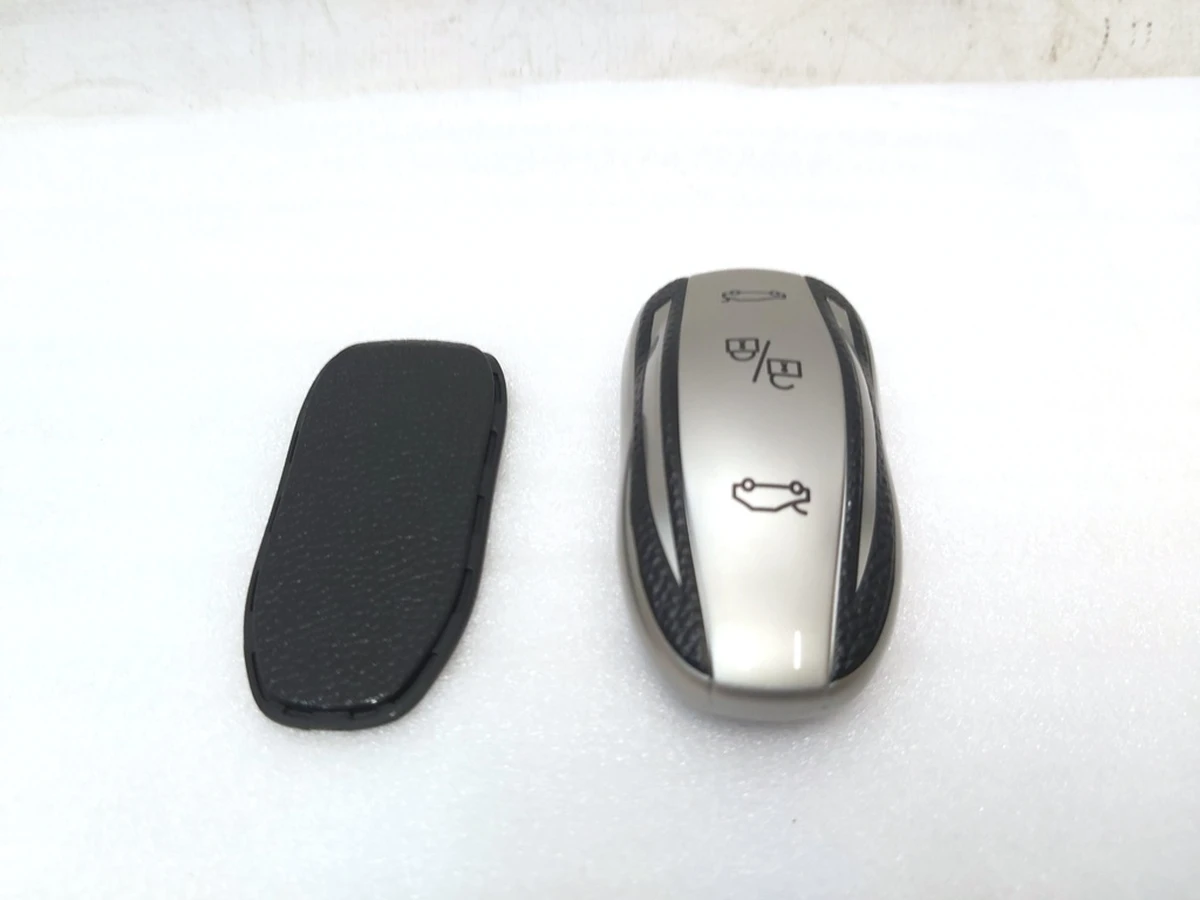 1 Чехол защитный для ключа (брелка) открытия автомобиля SILVER Tesla all models (кроме Model X, Model X Mar 2021) 1819445-00-B