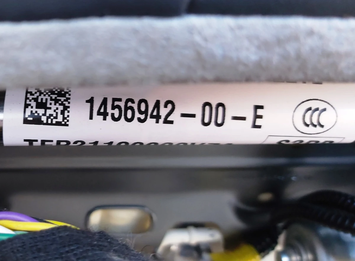 1 Сидіння водійське з підігрівом без переднатягувача, подушки, PREM PUR BLK датчика з пошкодженням Tesla model 3, model Y 7654322-01-B