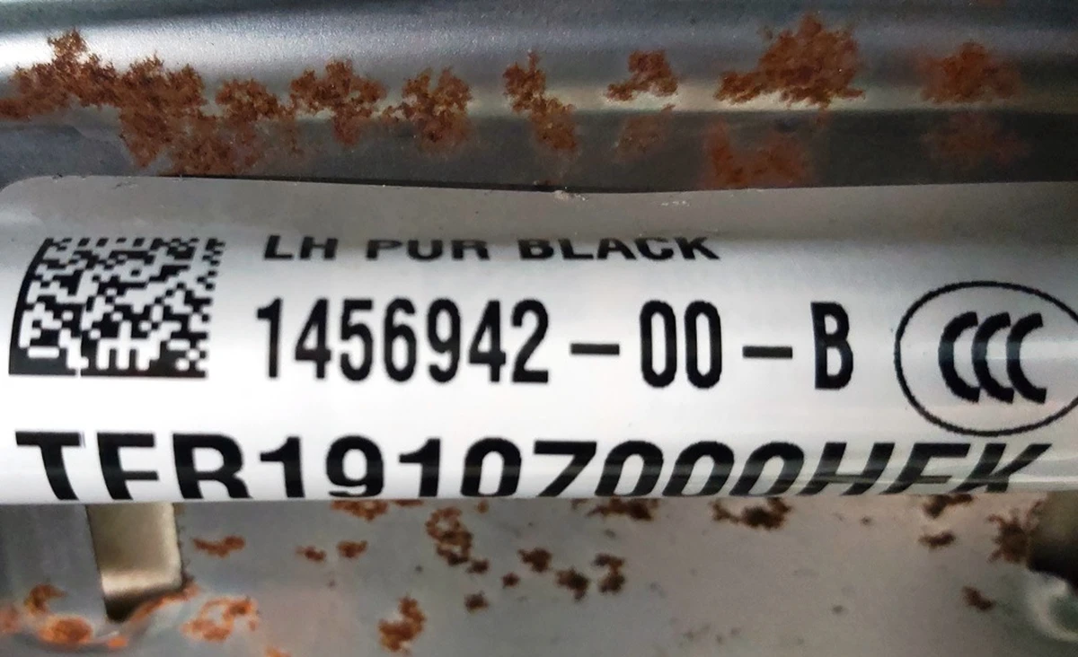 1 Сиденье водительское PREM PUR BLK без преднатяжителя ремня безопасности с повреждением Tesla model 3 7654322-01-B