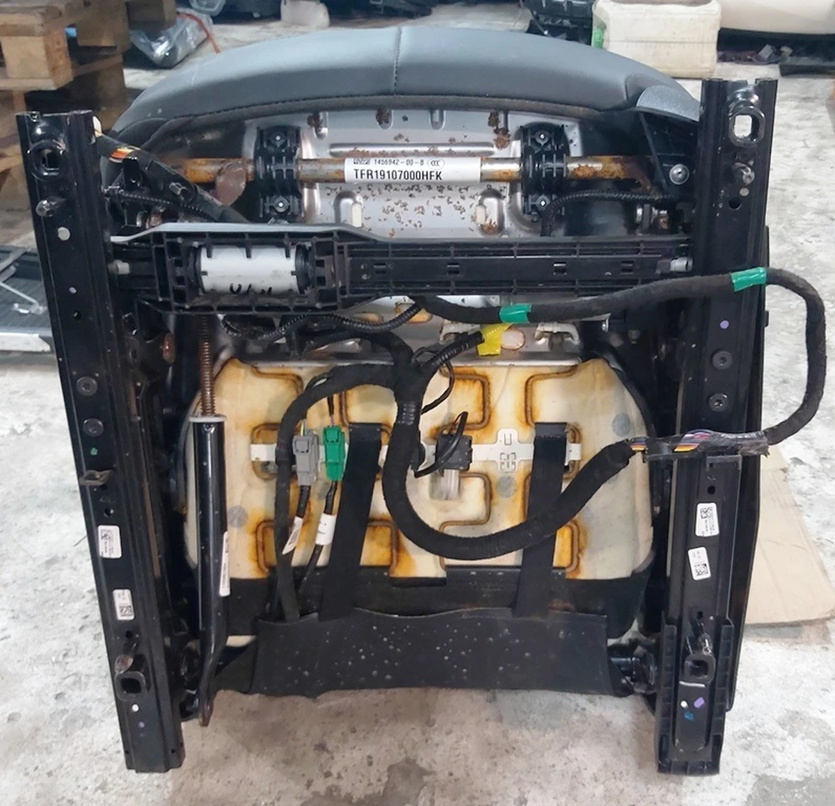 1 Сиденье водительское PREM PUR BLK без преднатяжителя ремня безопасности с повреждением Tesla model 3 7654322-01-B