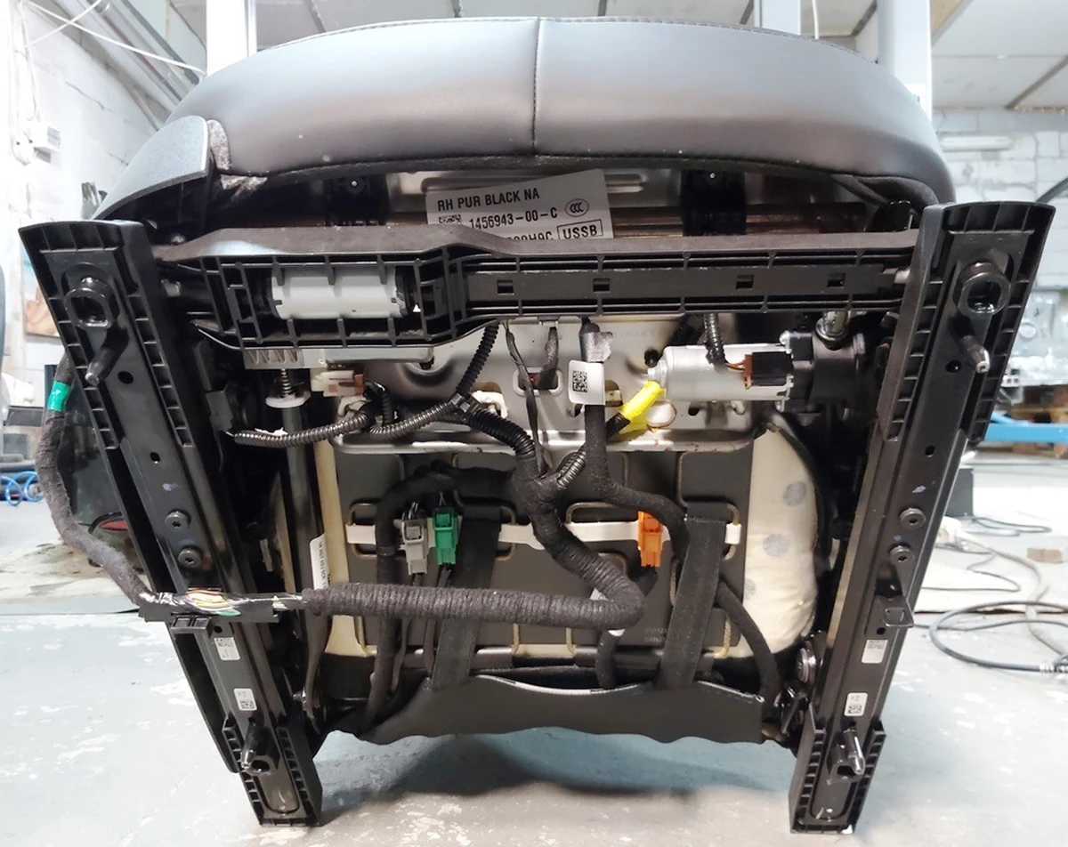 2 Сиденье пассажирское в сборе (с подогревом) PREM PUR BLK без кнопки регулировки Tesla model 3 7654324-01-C