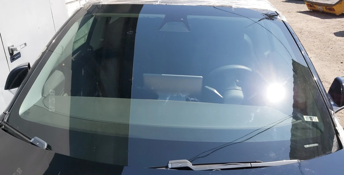 1 M3 WSHLD ASSY LHD BASE IR PVB 4.5MM with minor damage Tesla model 3 1466270-00-C