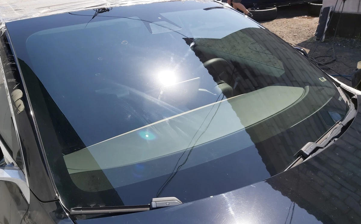 1 M3 WSHLD ASSY LHD BASE IR PVB 4.5MM with minor damage Tesla model 3 1466270-00-C