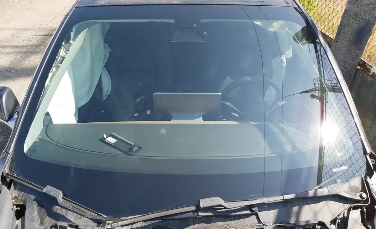 1 M3 WSHLD ASSY LHD BASE IR PVB 4.5MM with minor damage