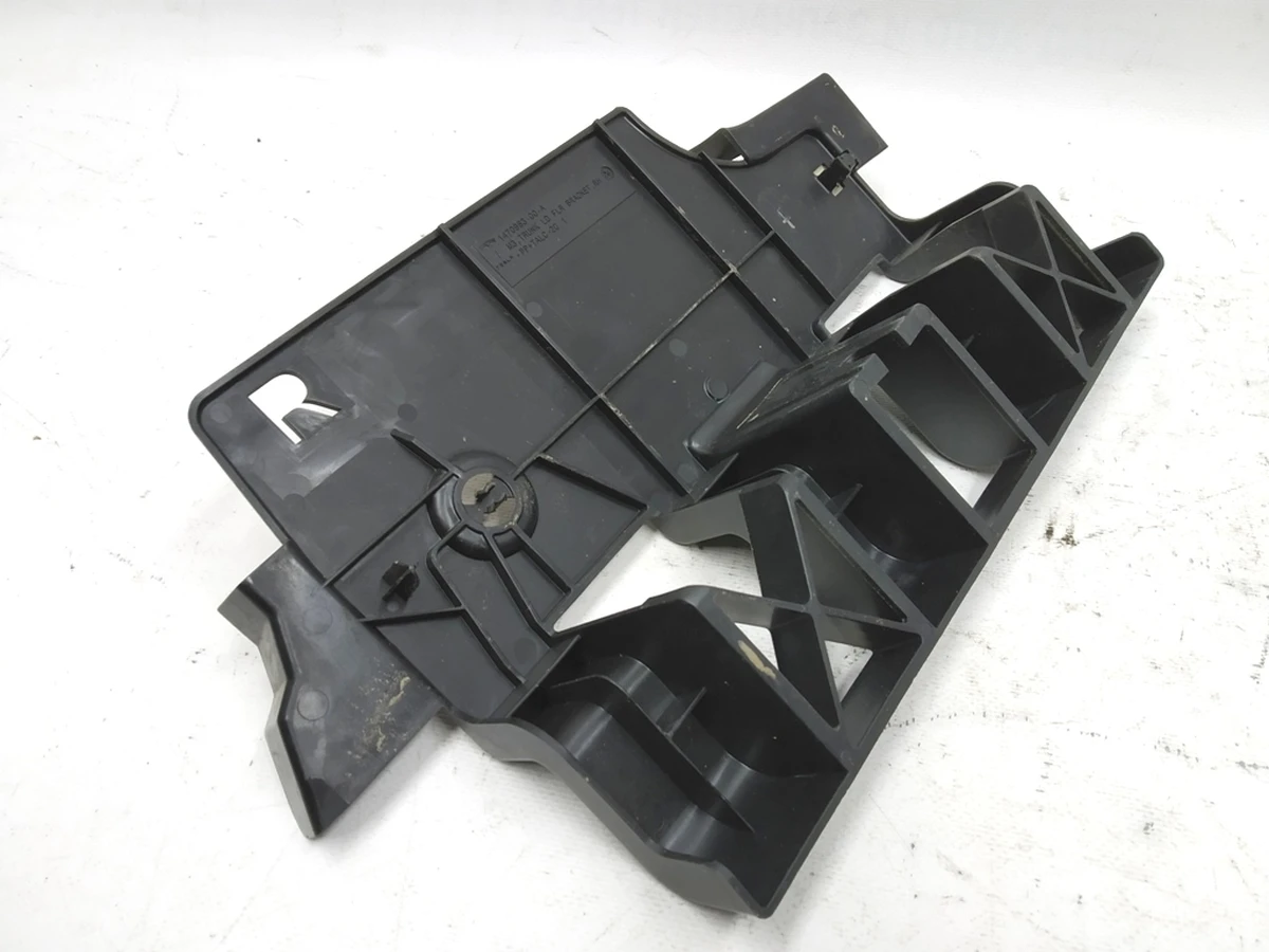 9 Кронштейн крепления обшивки багажника правый с повреждением Tesla Model 3 1470963-00-A