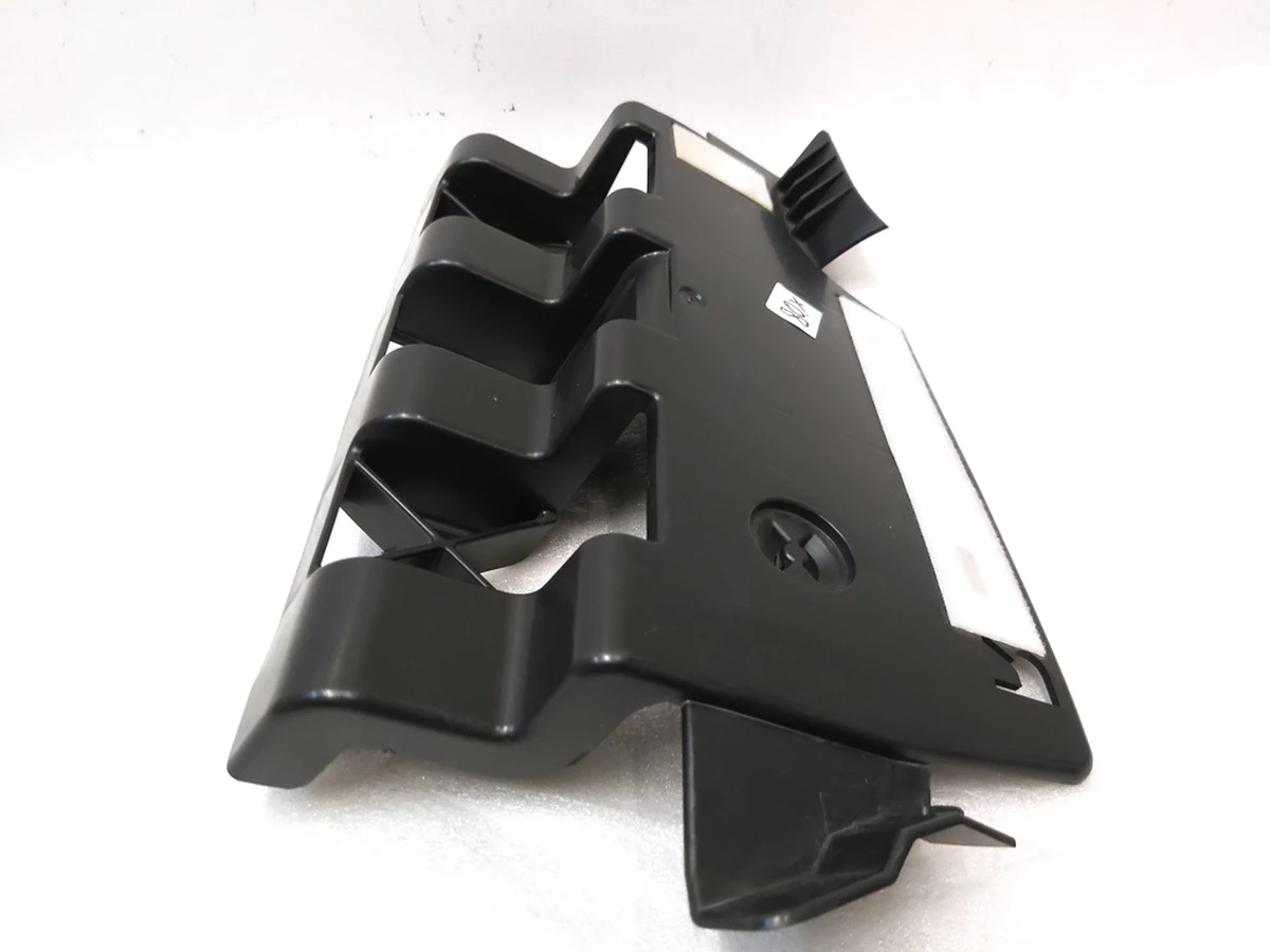 9 Кронштейн крепления обшивки багажника правый с повреждением Tesla model 3 1470963-00-A