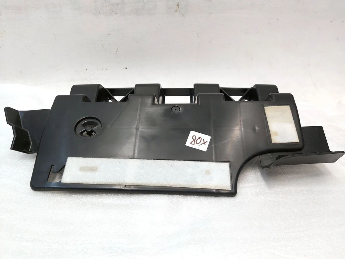 9 Кронштейн крепления обшивки багажника правый с повреждением Tesla model 3 1470963-00-A