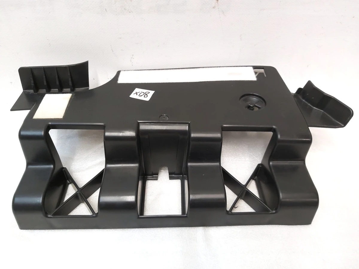 9 Кронштейн крепления обшивки багажника правый с повреждением Tesla model 3 1470963-00-A