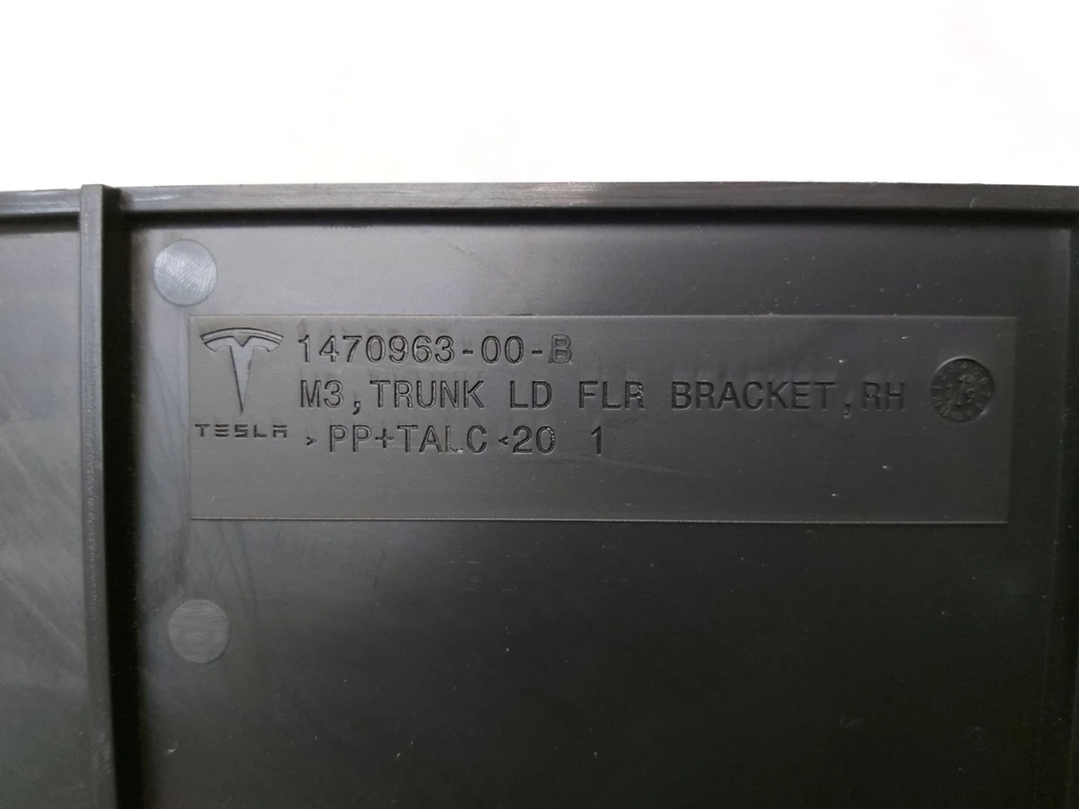 9 Кронштейн крепления обшивки багажника правый с повреждением Tesla model 3 1470963-00-A