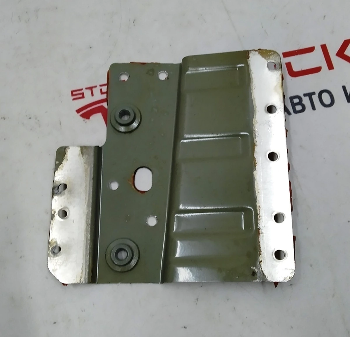 4 Четверть передняя правая проставка между полкой крыла (пистолетом) и стаканом Tesla model S, model S REST 1477324-S0-B