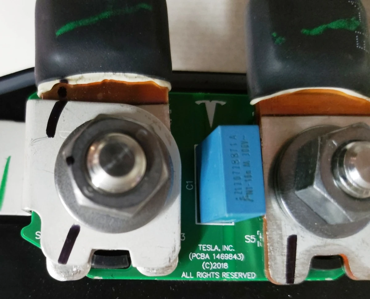 Разъём низковольтный 12 V от DCDC к основной батареи в сборе с платой Tesla model Y 1478576-00-B