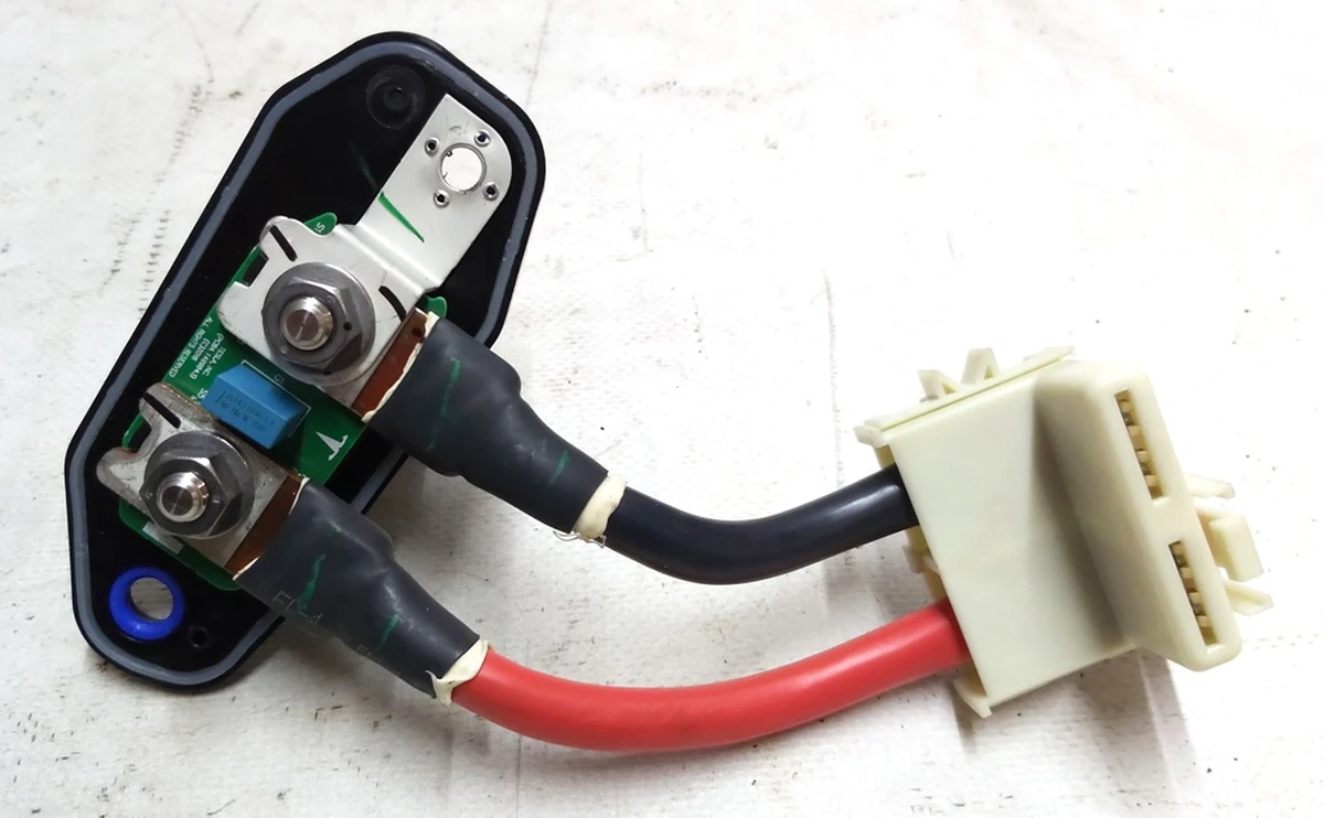 Разъём низковольтный 12 V от DCDC к основной батареи в сборе с платой Tesla model Y 1478576-00-B