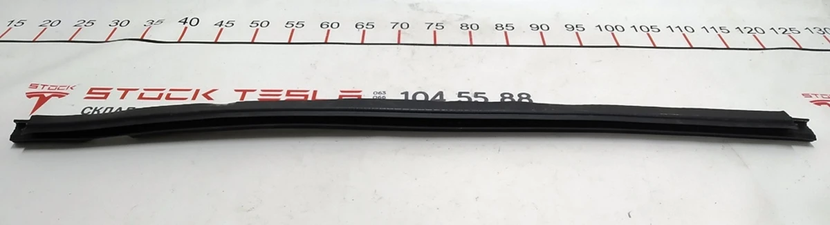 15 Glass seal inner door rear left Tesla model X 1483693-00-A