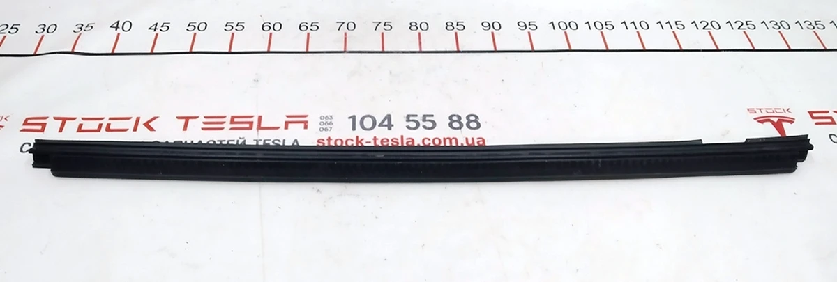 15 INNER BELT SEAL RH RR Tesla model X 1483694-00-A