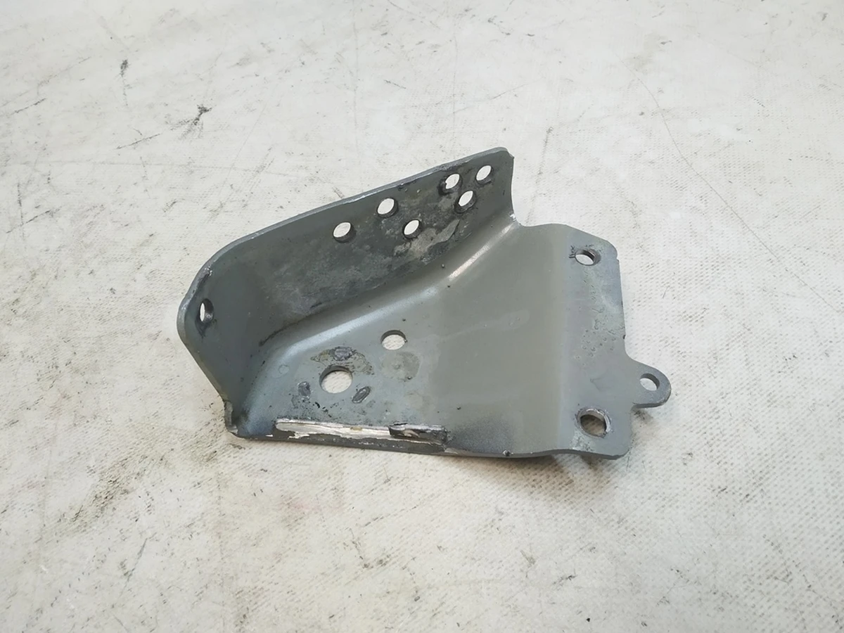 32 Кришка права нижня кронштейна підрамника переднього Tesla model Y 1487574-S0-A