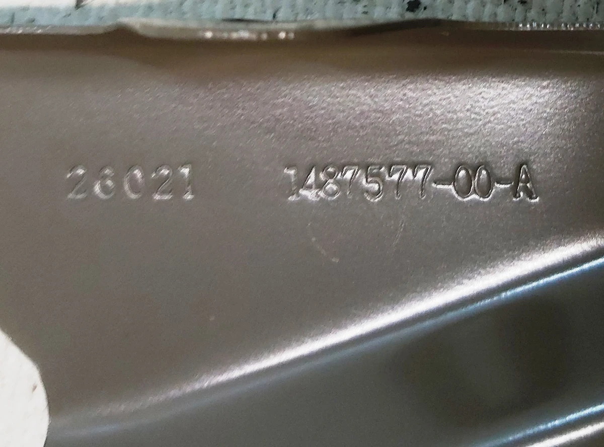 Кронштейн крыла левый Tesla model Y 1487695-S0-A