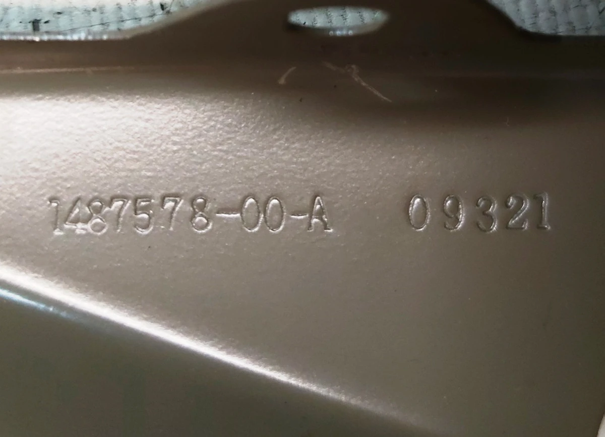 34 Кронштейн крила правий Tesla model Y 1487696-S0-A