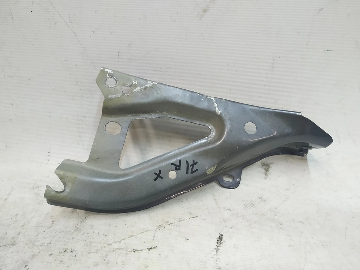 Кронштейн крила правий з пошкодженням Tesla model Y 1487696-S0-A