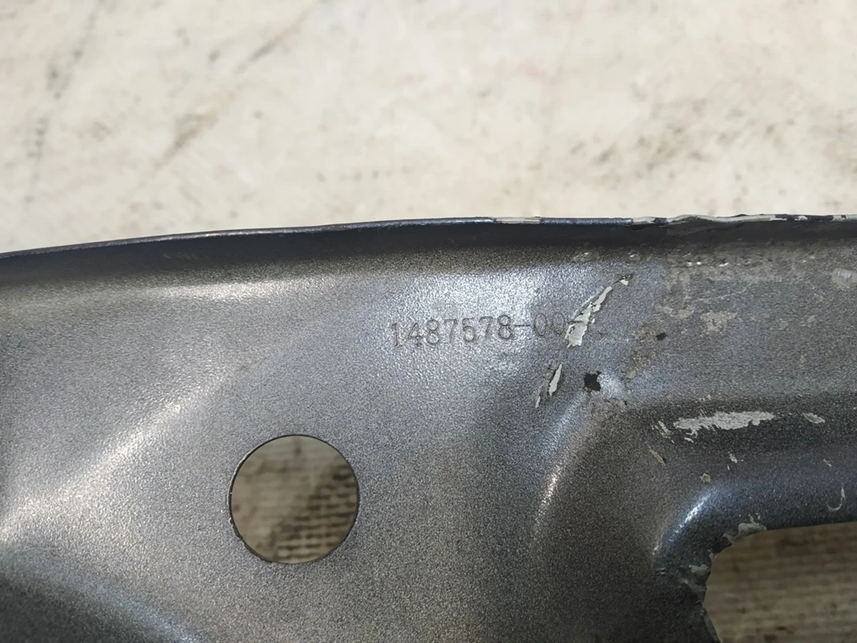 Кронштейн крила правий з пошкодженням Tesla model Y 1487696-S0-A