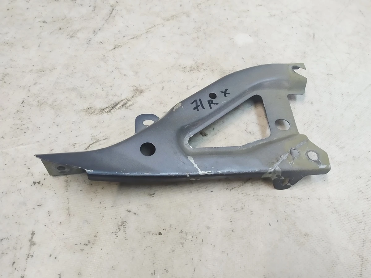 Кронштейн крила правий з пошкодженням Tesla model Y 1487696-S0-A