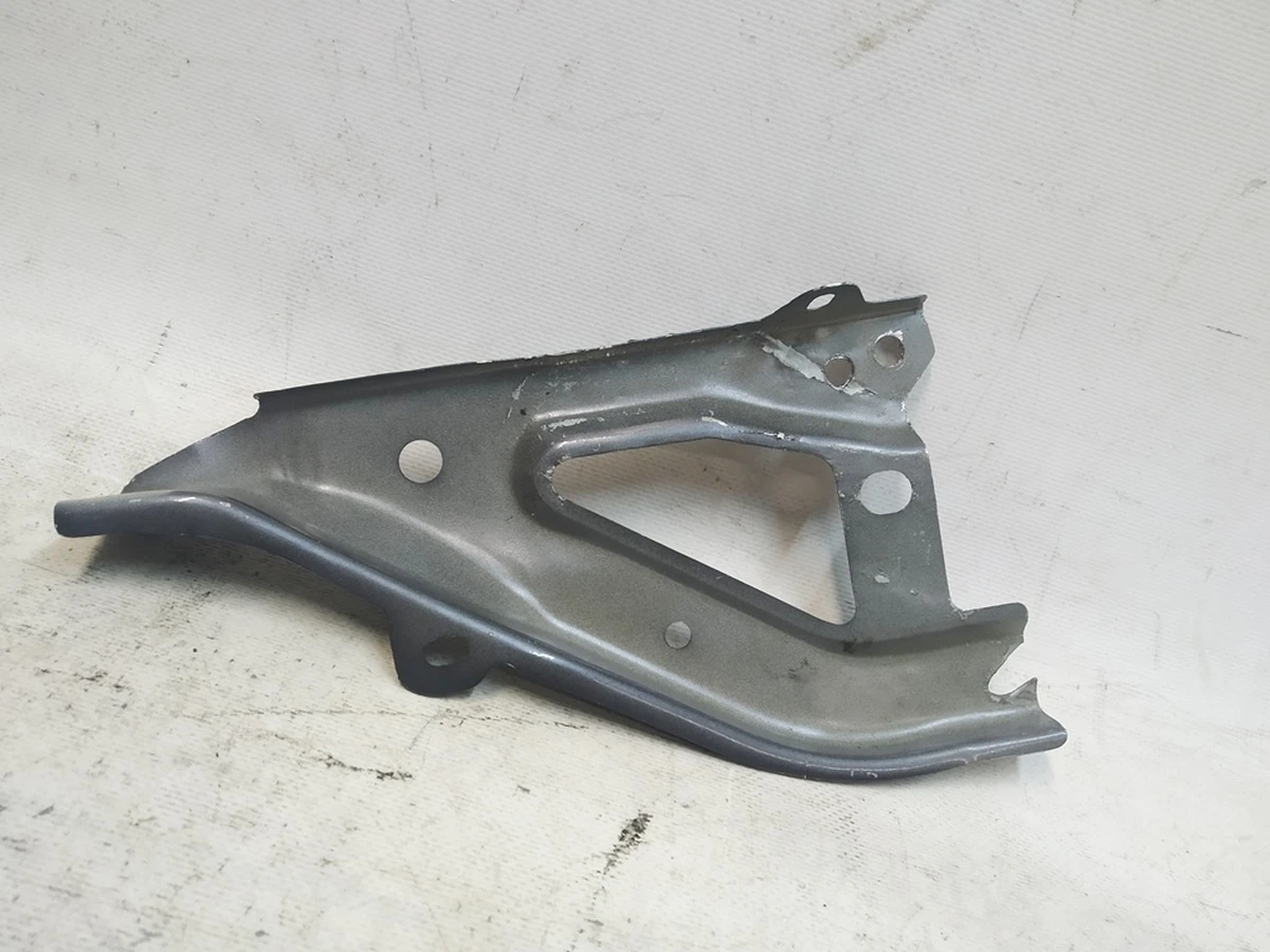 Кронштейн крила правий з пошкодженням Tesla model Y 1487696-S0-A