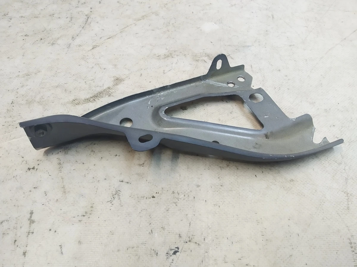 Кронштейн крила правий з пошкодженням Tesla model Y 1487696-S0-A