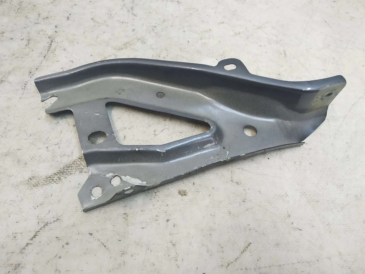 Кронштейн крила правий з пошкодженням Tesla model Y 1487696-S0-A