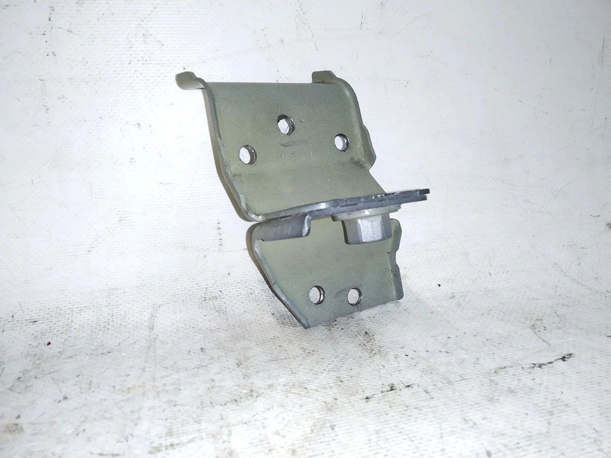 16 Кронштейн балки багажника переднего левый с гайкой Tesla model Y 1487677-S0-A