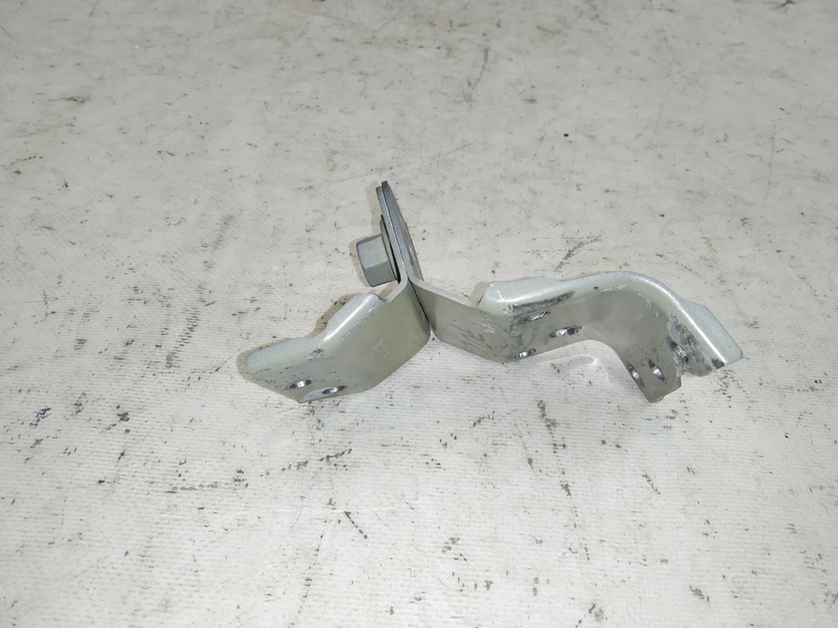 16 Кронштейн балки багажника переднего левый с гайкой Tesla model Y 1487677-S0-A