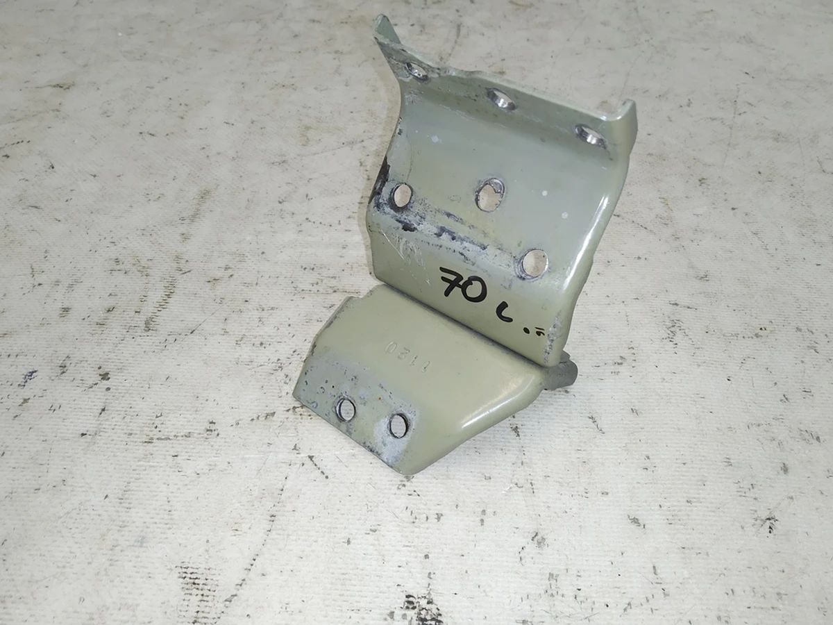 16 Кронштейн балки багажника переднего левый с гайкой Tesla model Y 1487677-S0-A