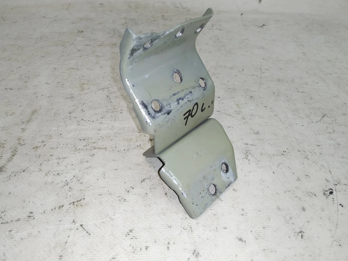 16 Кронштейн балки багажника переднего левый с гайкой Tesla model Y 1487677-S0-A