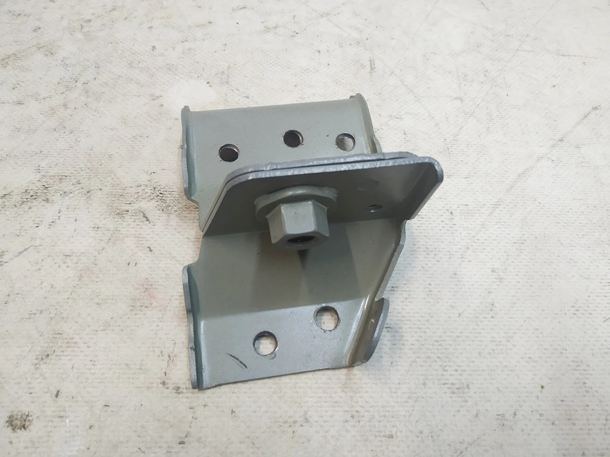 17 Кронштейн балки багажника переднього правого з гайкою Tesla model Y 1487678-S0-A