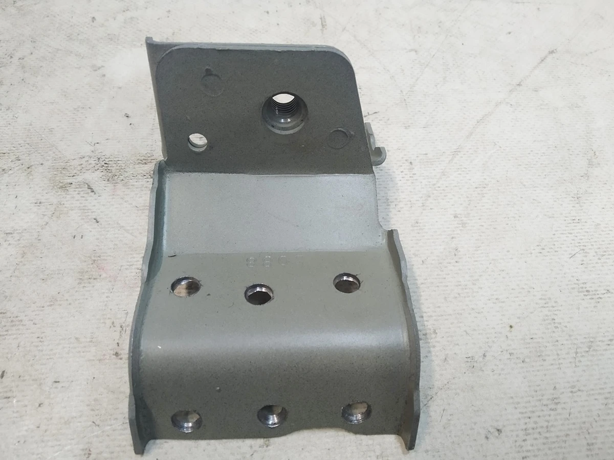 17 Кронштейн балки багажника переднього правого з гайкою Tesla model Y 1487678-S0-A