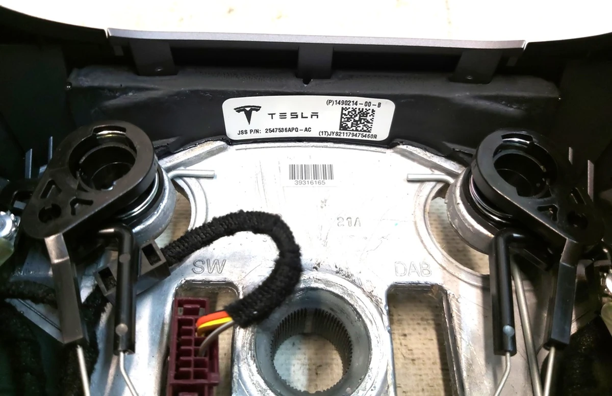 1 Рульове колесо в зборі PREMIUM з пошкодженням Tesla model Y 1490214-00-B