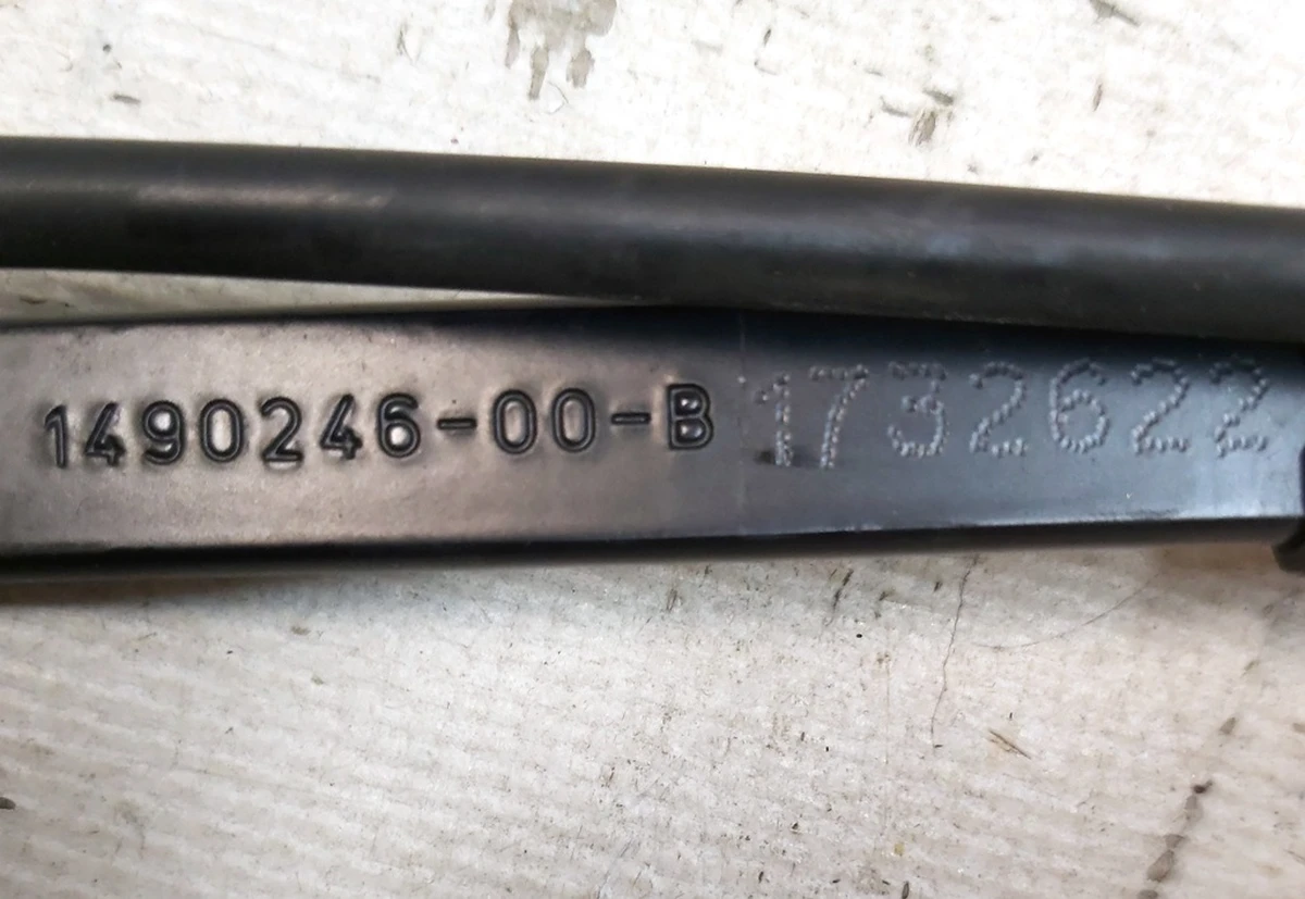 7 Left windshield wiper arm with line, brush and nozzle assembly with damage Tesla model Y 1490245-00-C