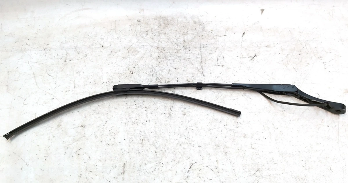 7 Left windshield wiper arm with line, brush and nozzle assembly with damage Tesla model Y 1490245-00-C