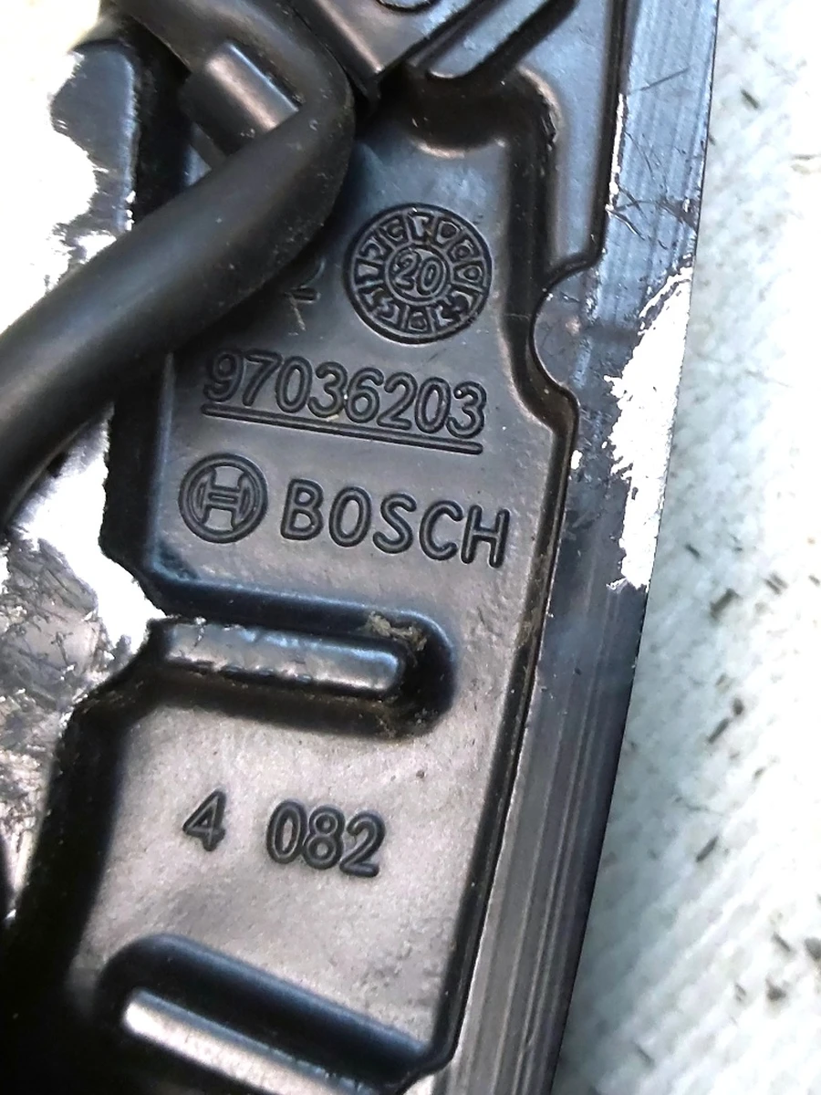 Важіль склоочисника лівий з магістраллю та форсункою у зборі з пошкодженням Tesla model Y 1490245-00-C