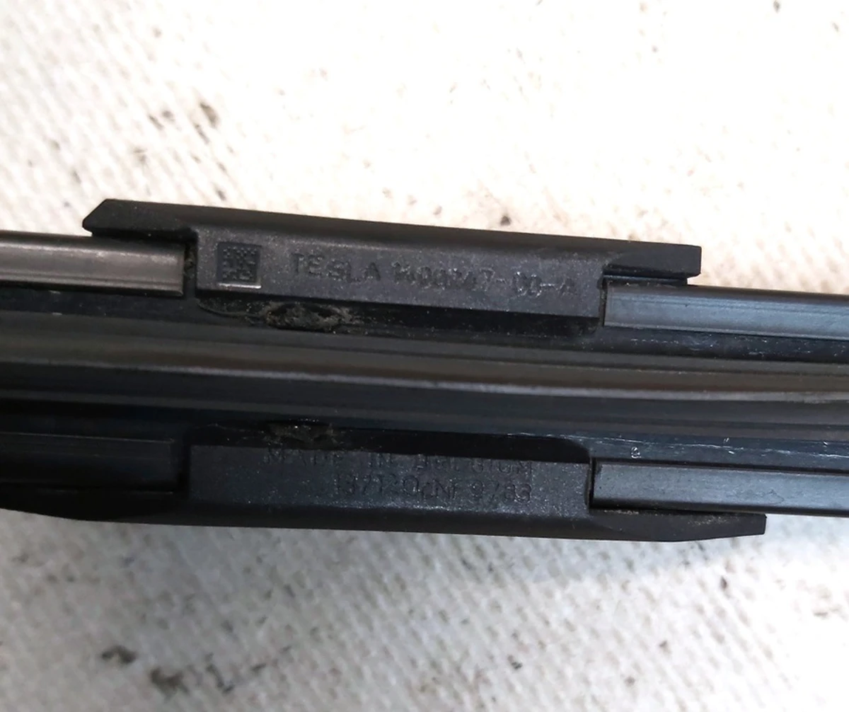 4 Щітка склоочисника (двірника) лівого Tesla model Y 1490247-00-A