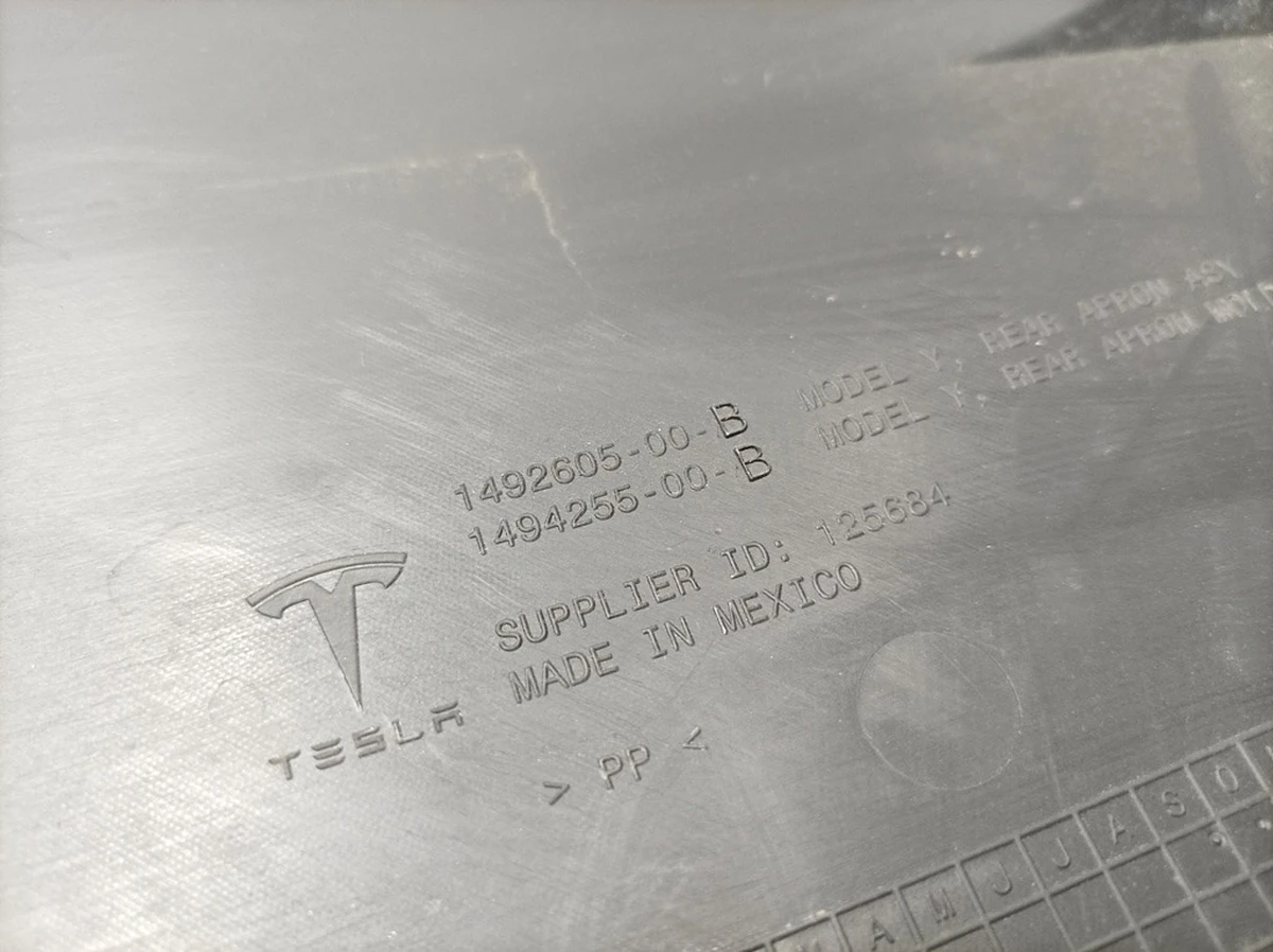 Подкапотный пластик бокса задний без клипс (поврежденный) Tesla model Y 1492605-00-B