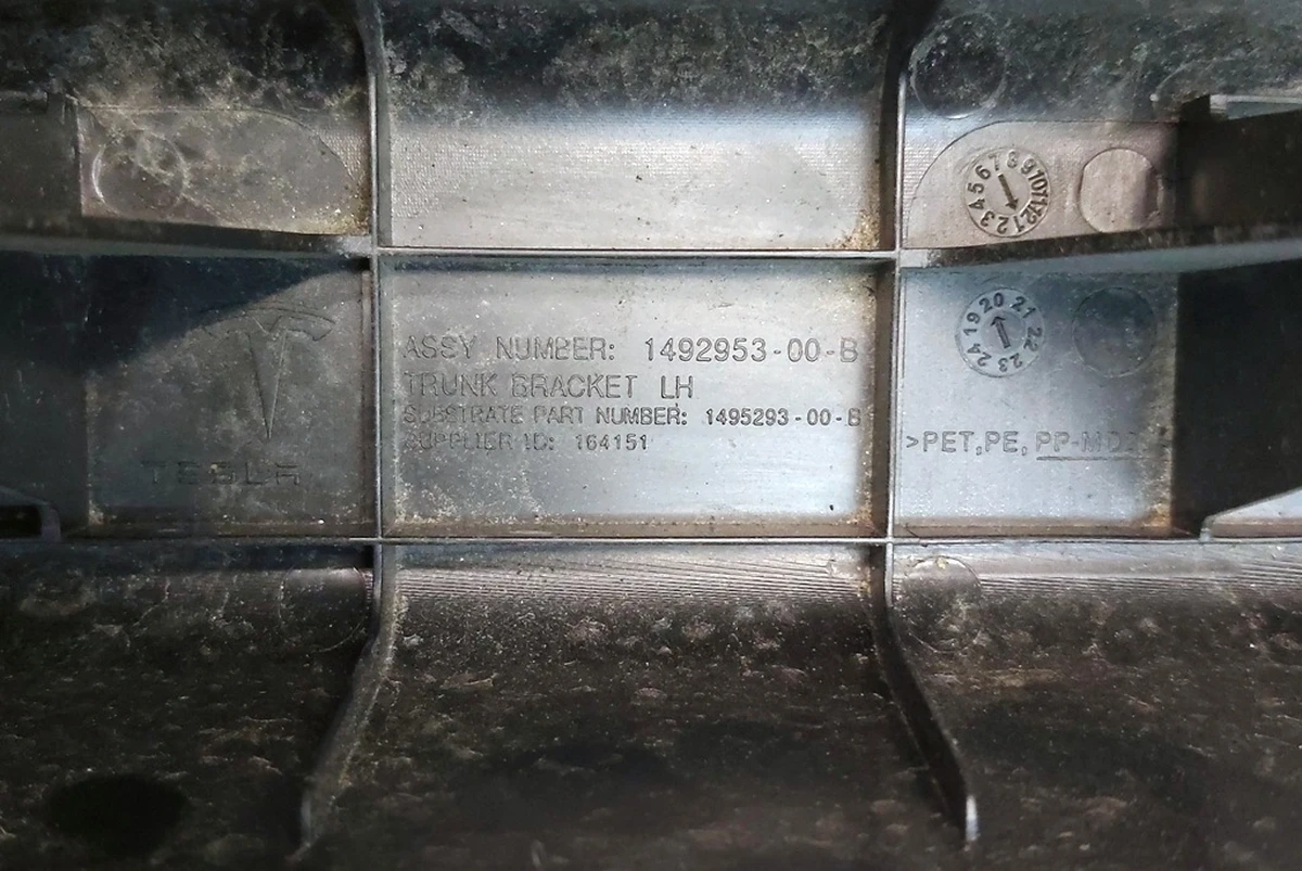 8 Кронштейн підлоги багажника лівий з обшивкою Tesla model Y 1492953-00-C