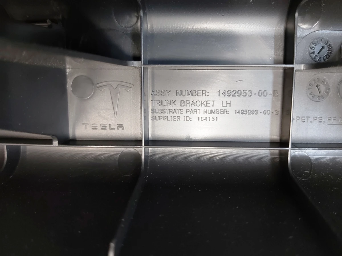 8 Кронштейн підлоги багажника з відшаруванням обшивки Tesla Model Y 1492953-00-C