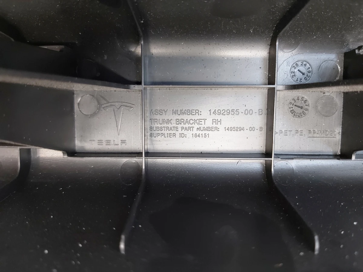 10 Кронштейн пола багажника правый с отслоением обшивки Tesla Model Y 1492955-00-C
