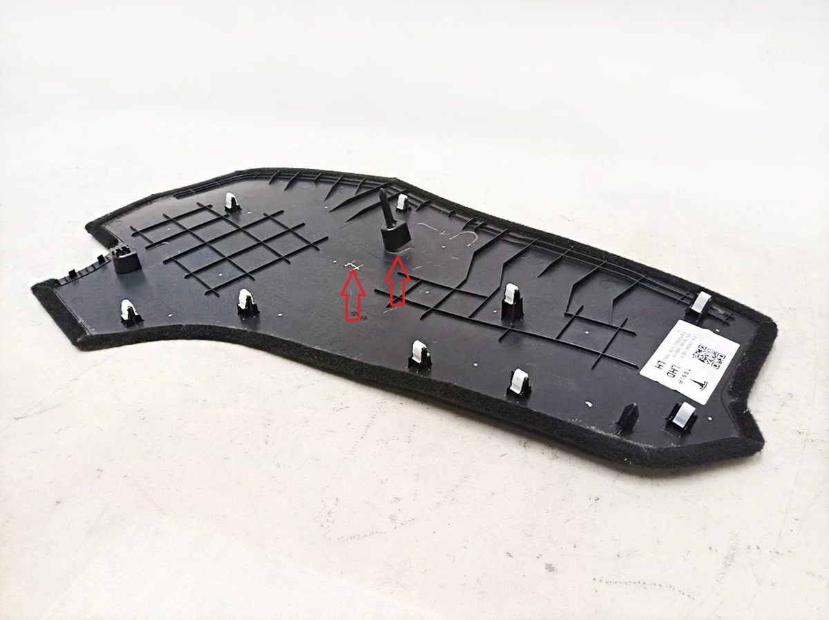 29 Left front center console trim (damaged) Tesla model Y 1493061-00-C