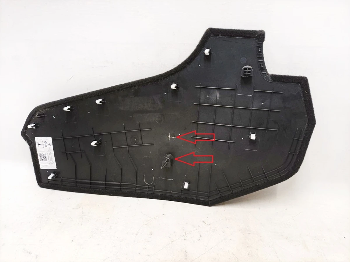 29 Left front center console trim (damaged) Tesla model Y 1493061-00-C