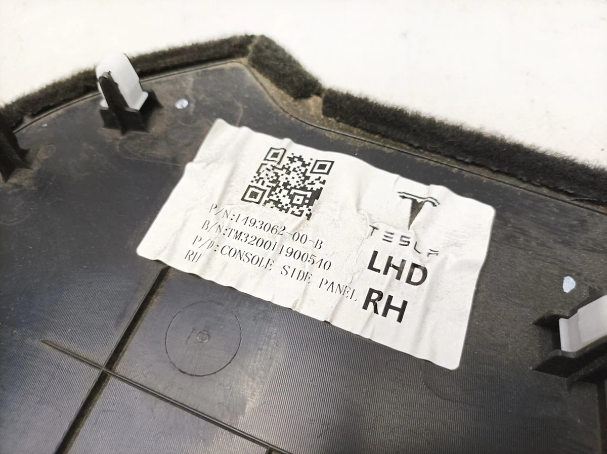 Облицювання центральної консолі права передня з пошкодженням Tesla model Y 1493062-00-C