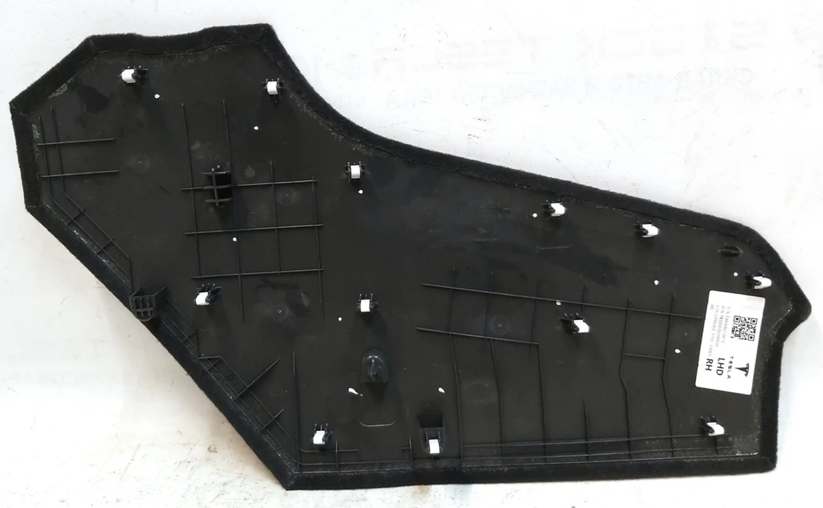 30 Облицовка центральной консоли правая передняя Tesla model Y 1493062-00-C