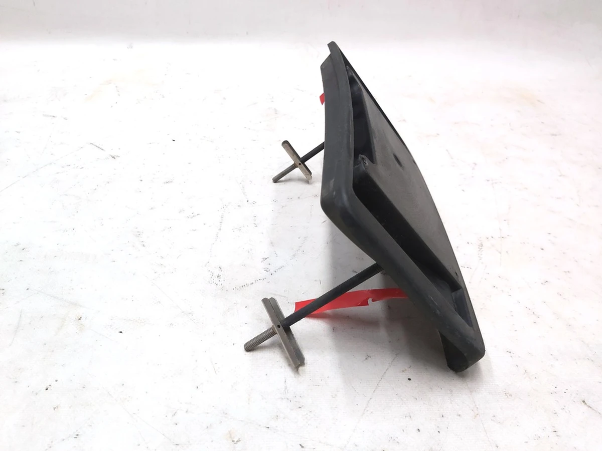 Кронштейн кріплення переднього номерного знака з додатковими болтами Tesla model Y 1493090-00-A